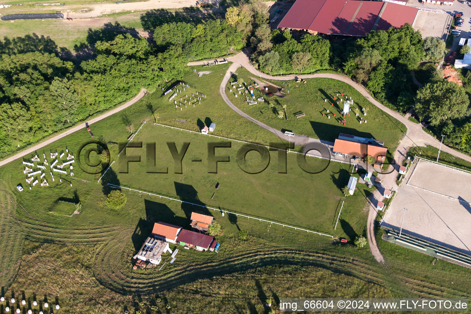 Photographie aérienne de Circuit hippodrome - Hippodrome du Haras De La Née à Néewiller-prés-Lauterbourg à Neewiller-près-Lauterbourg dans le département Bas Rhin, France