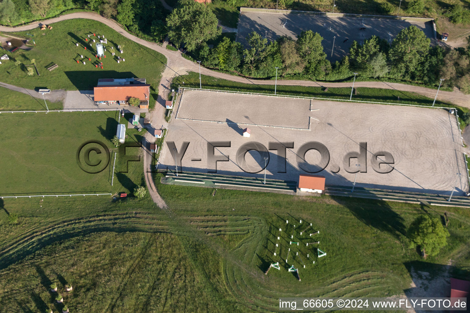 Vue oblique de Circuit hippodrome - Hippodrome du Haras De La Née à Néewiller-prés-Lauterbourg à Neewiller-près-Lauterbourg dans le département Bas Rhin, France