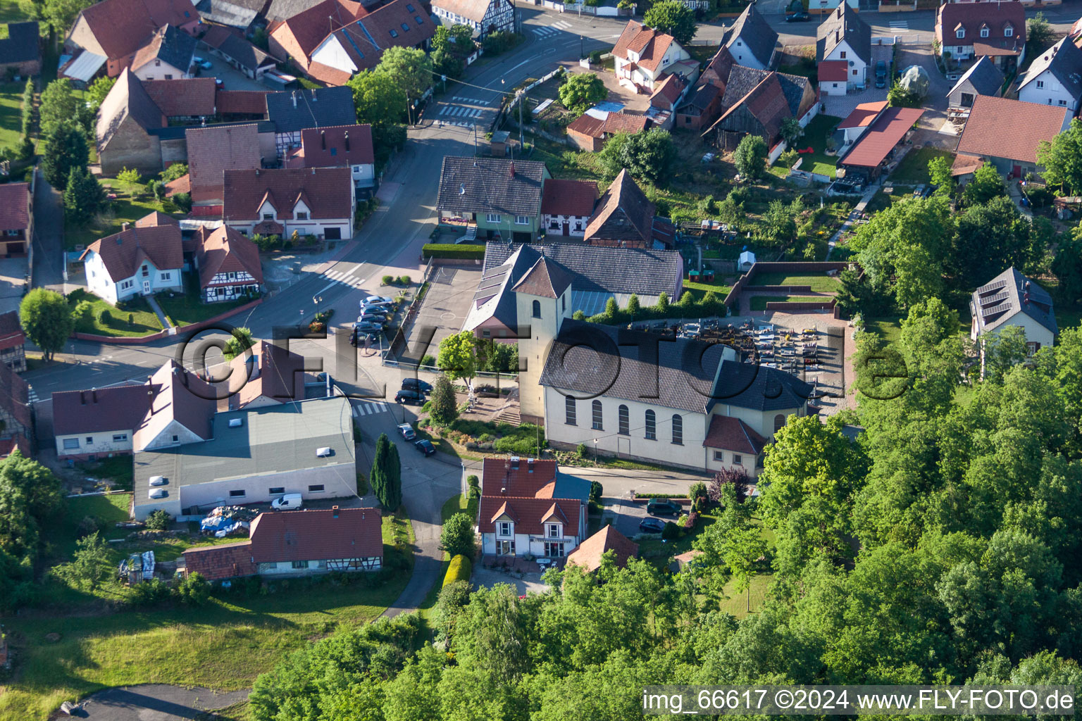 Vue aérienne de Bâtiment religieux à Néewiller-prés-Lauterbourg à Neewiller-près-Lauterbourg dans le département Bas Rhin, France