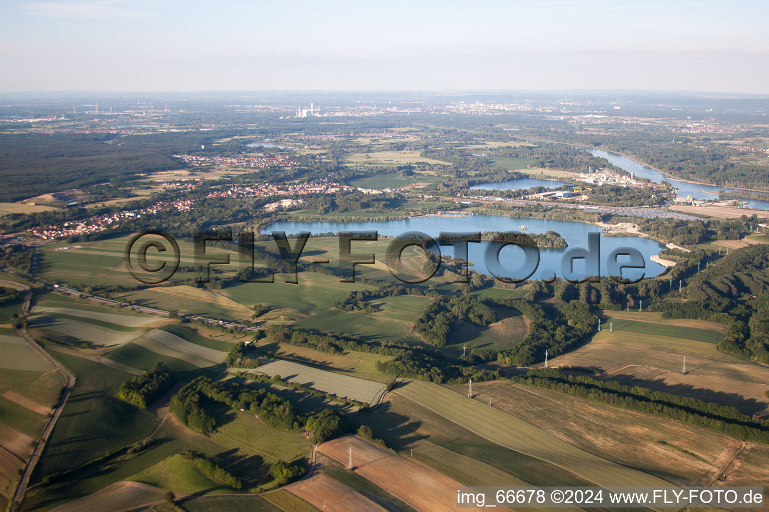 Étang de carrière à Lauterbourg dans le département Bas Rhin, France vue d'en haut