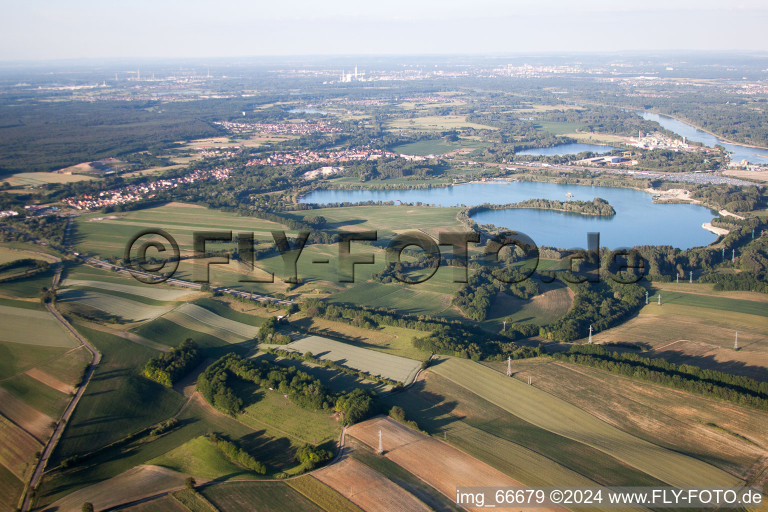 Étang de carrière à Lauterbourg dans le département Bas Rhin, France depuis l'avion