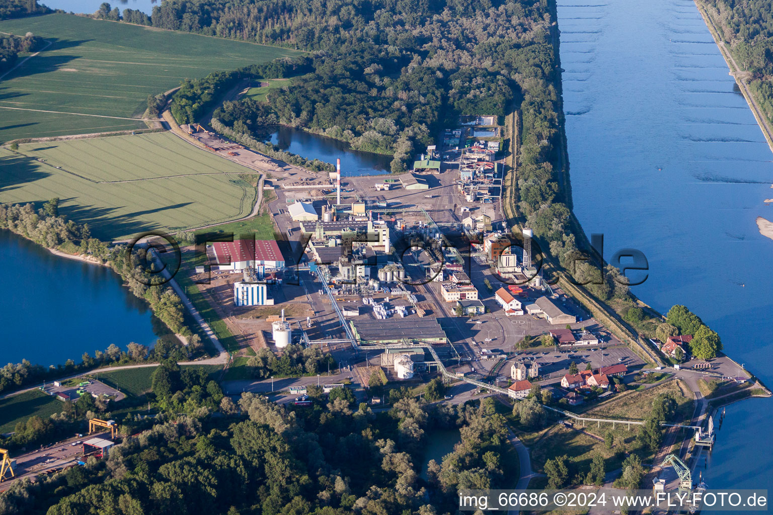Vue aérienne de Les locaux de l'usine du producteur chimique DOW SAS au bord du Rhin à Lauterbourg dans le département Bas Rhin, France