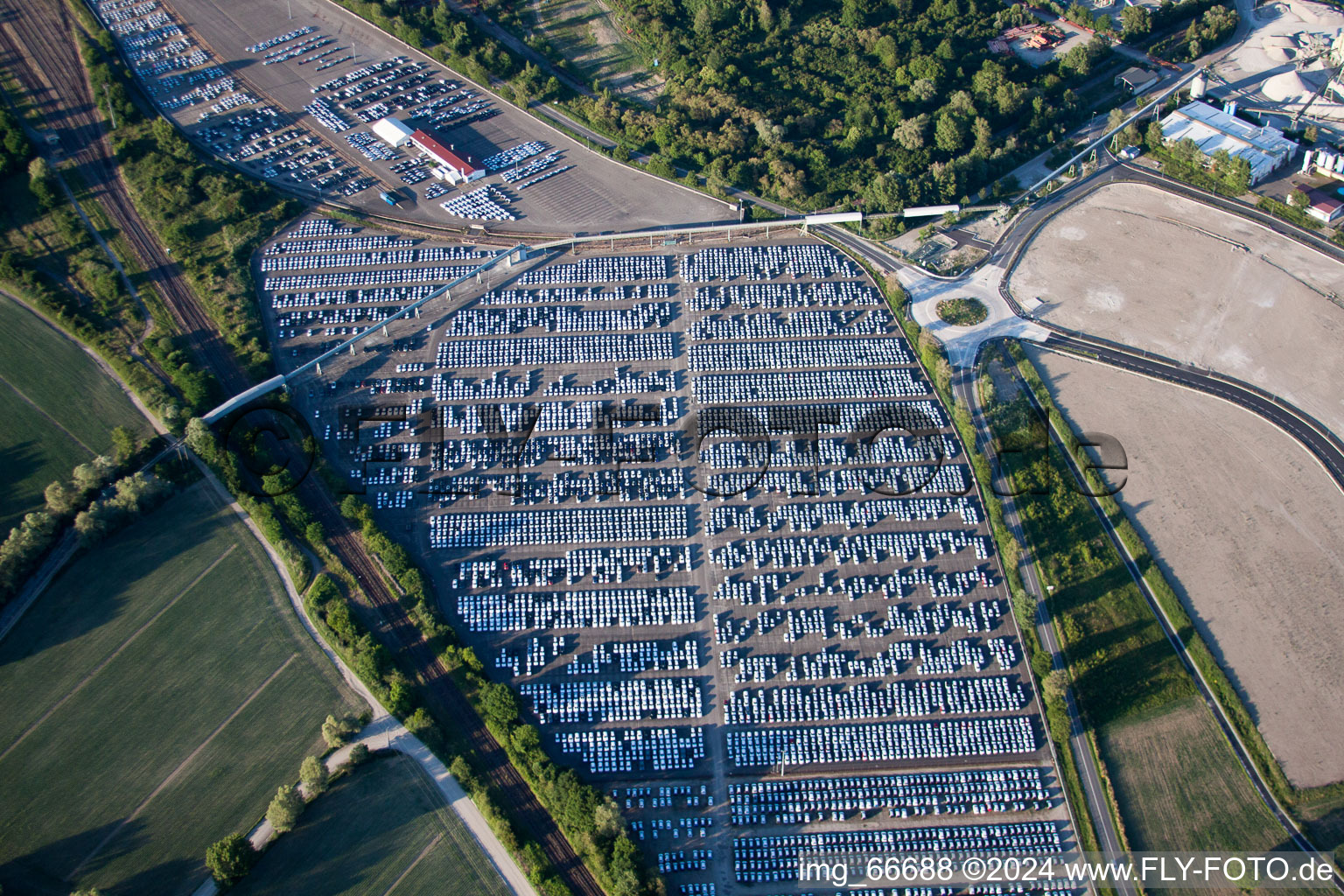 Vue aérienne de Place de parking et zone de stockage pour les automobiles Walon à Lauterbourg dans le département Bas Rhin, France