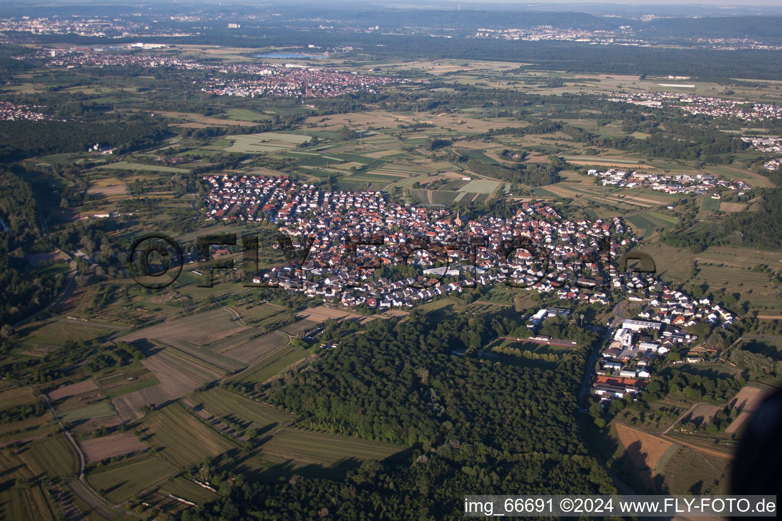 Vue oblique de Au am Rhein dans le département Bade-Wurtemberg, Allemagne