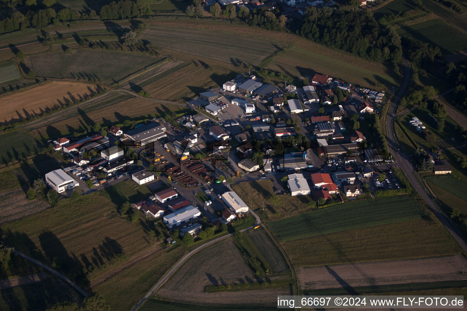 Vue aérienne de Zone commerciale à Au am Rhein dans le département Bade-Wurtemberg, Allemagne