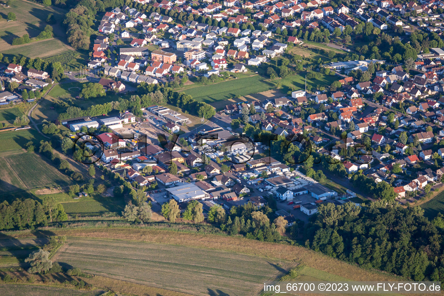 Vue aérienne de Zone commerciale Benzstr à le quartier Würmersheim in Durmersheim dans le département Bade-Wurtemberg, Allemagne