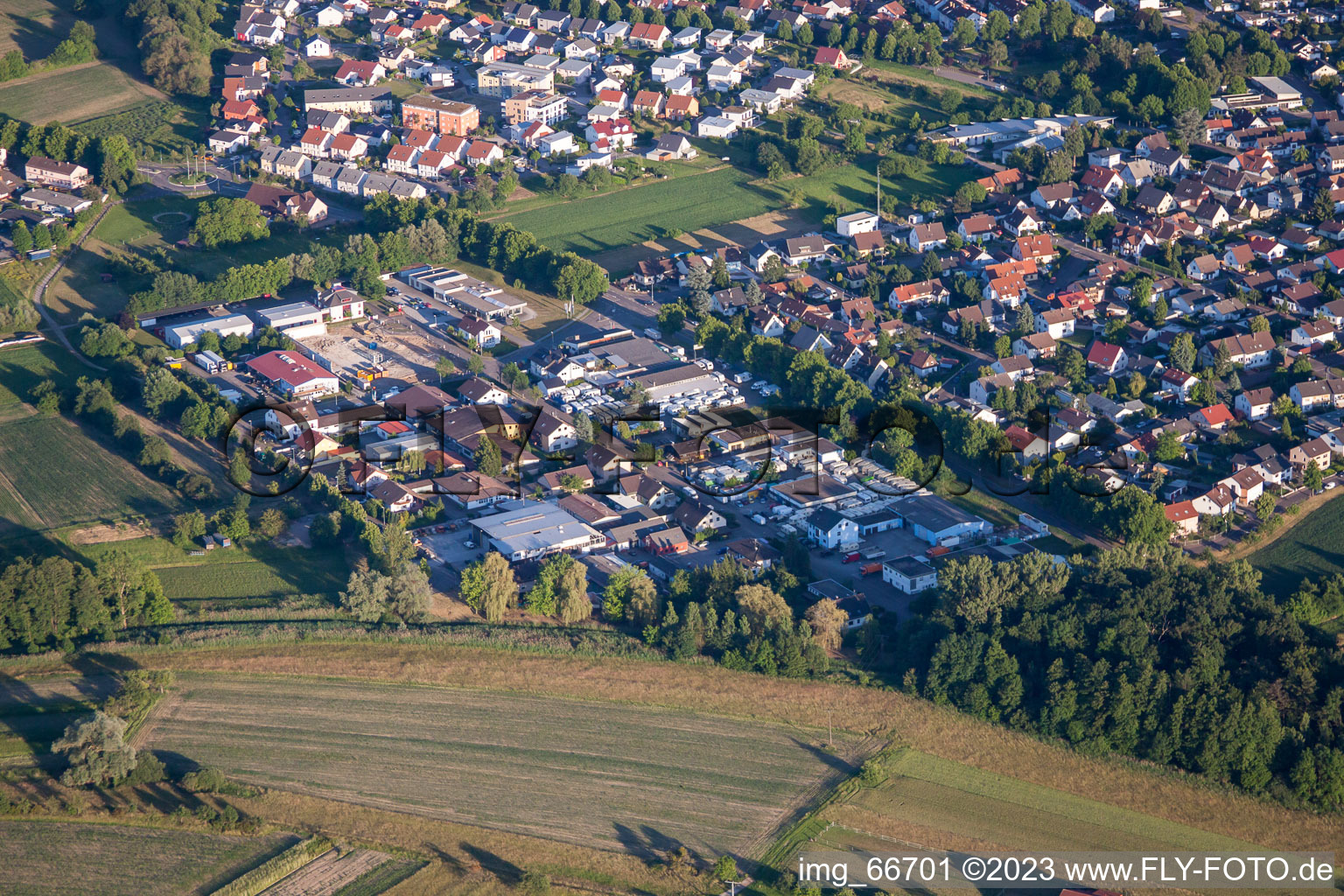 Vue aérienne de Zone commerciale Benzstr à le quartier Würmersheim in Durmersheim dans le département Bade-Wurtemberg, Allemagne