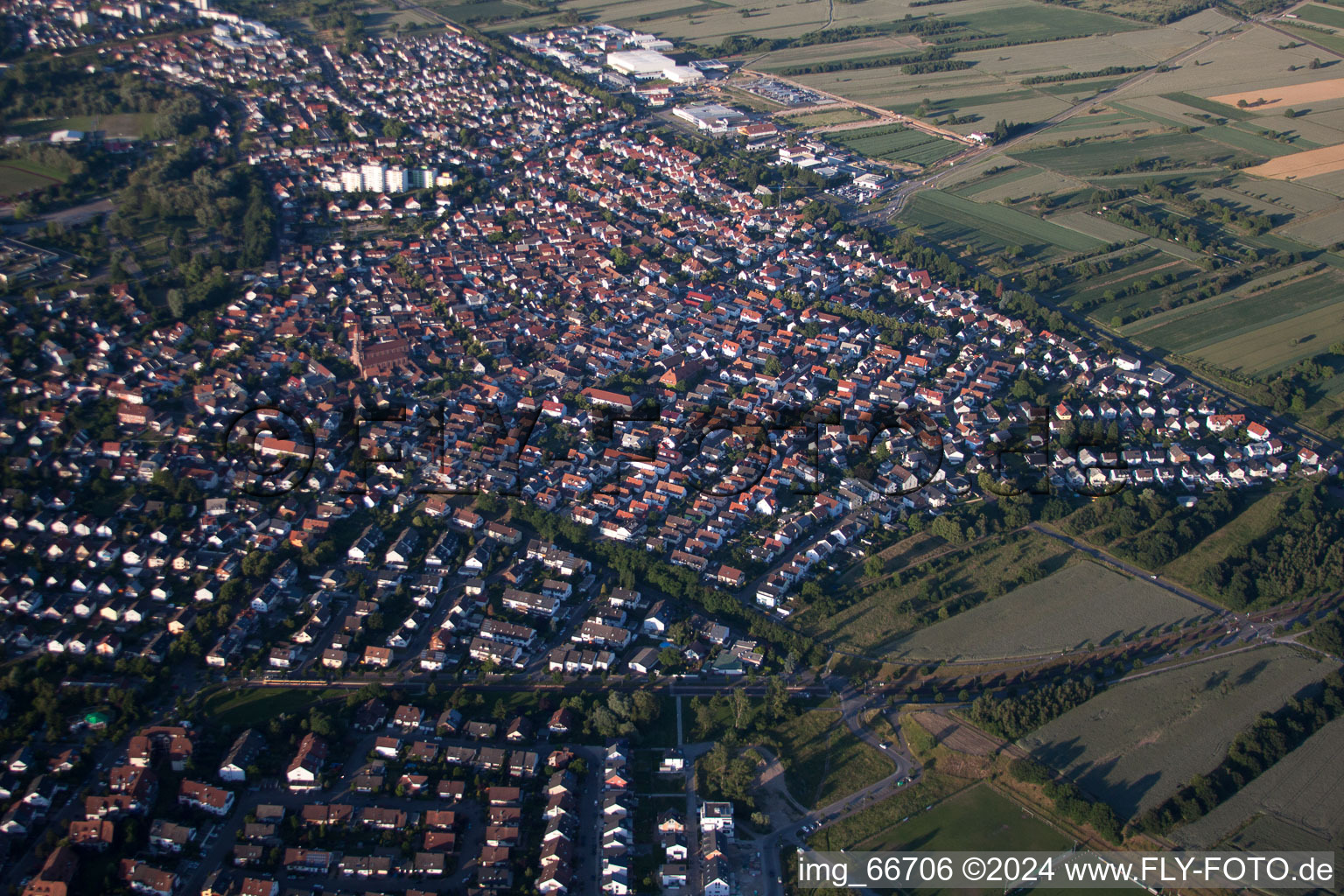 Vue aérienne de Friedensstr à le quartier Mörsch in Rheinstetten dans le département Bade-Wurtemberg, Allemagne