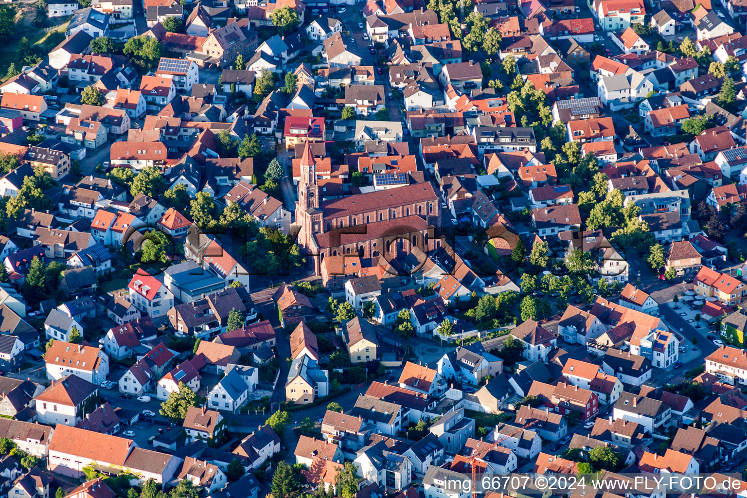 Vue aérienne de Bâtiment de l'église de la paroisse catholique de St. Ulrich Mörsch au centre du village à le quartier Mörsch in Rheinstetten dans le département Bade-Wurtemberg, Allemagne