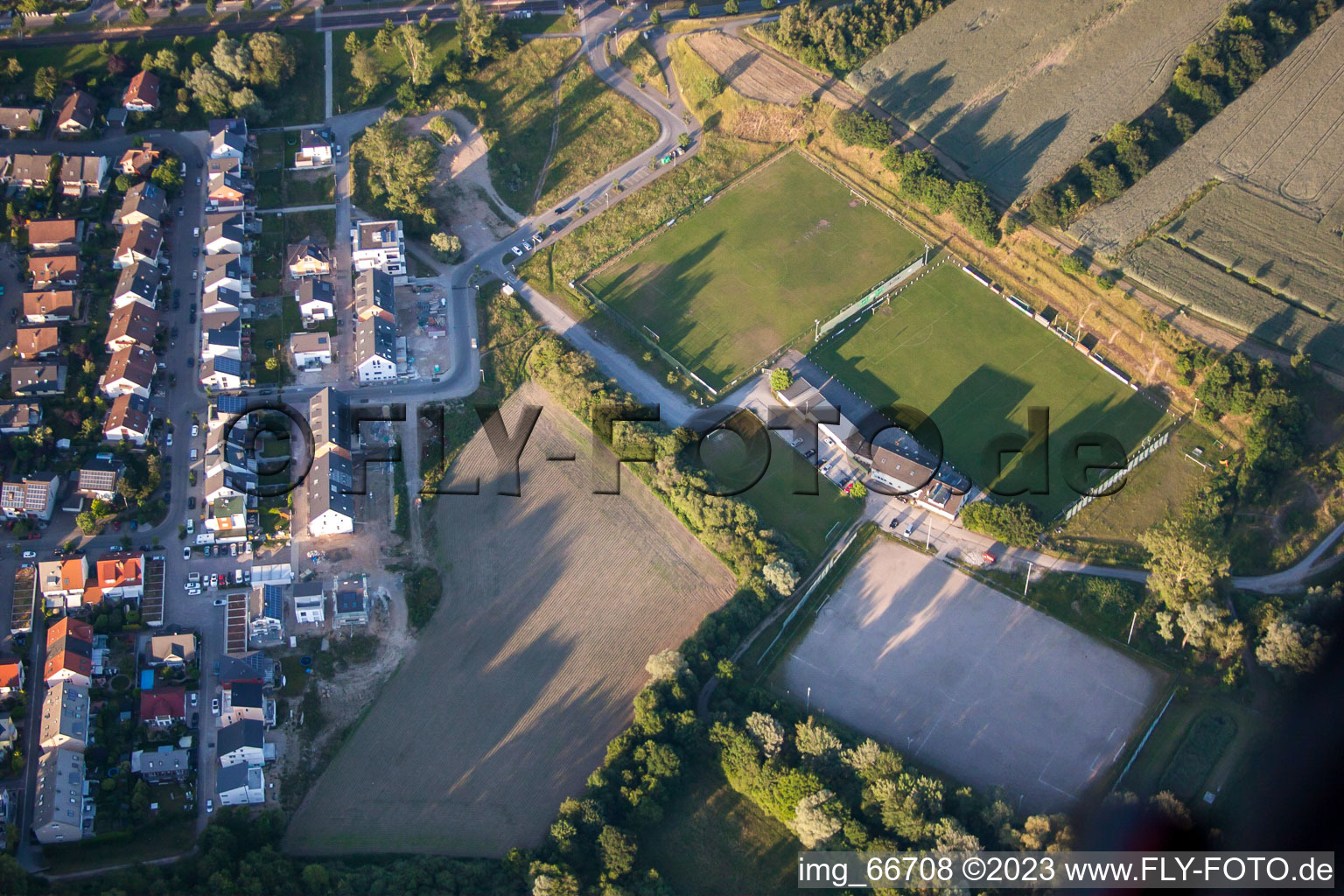 Vue aérienne de Terrains de sport à le quartier Mörsch in Rheinstetten dans le département Bade-Wurtemberg, Allemagne
