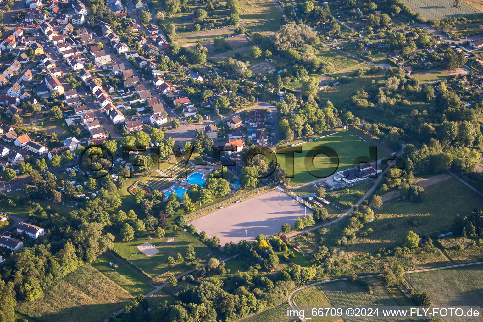 Vue aérienne de 1. Terrains de sport SV Mörsch eV à le quartier Mörsch in Rheinstetten dans le département Bade-Wurtemberg, Allemagne