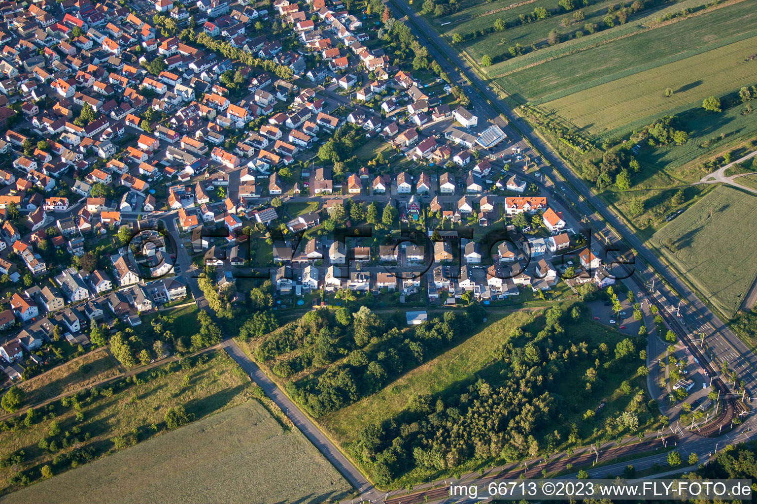 Vue aérienne de Franz-Allgaier-Strasse à le quartier Mörsch in Rheinstetten dans le département Bade-Wurtemberg, Allemagne