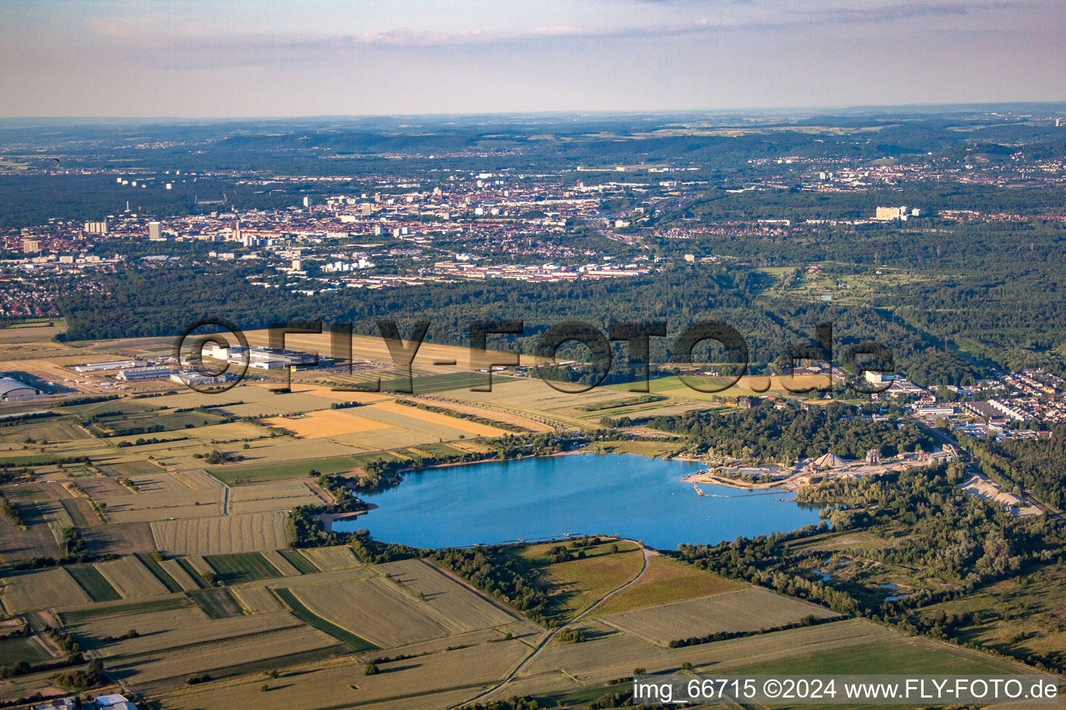 Vue aérienne de Approche d'atterrissage en planeur à le quartier Silberstreifen in Rheinstetten dans le département Bade-Wurtemberg, Allemagne