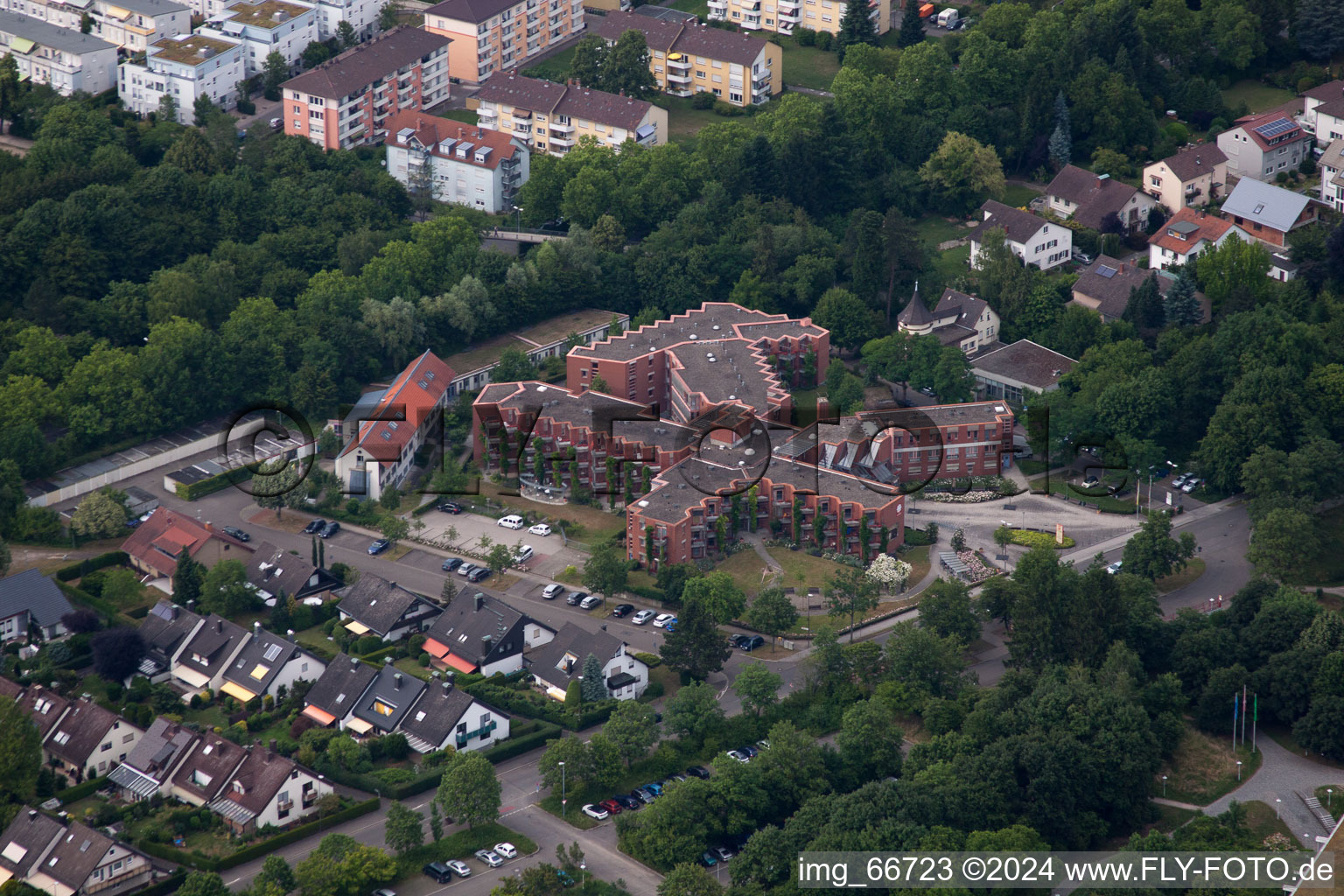 Vue oblique de Centre pour seniors Caritas au Horbachpark à Ettlingen dans le département Bade-Wurtemberg, Allemagne