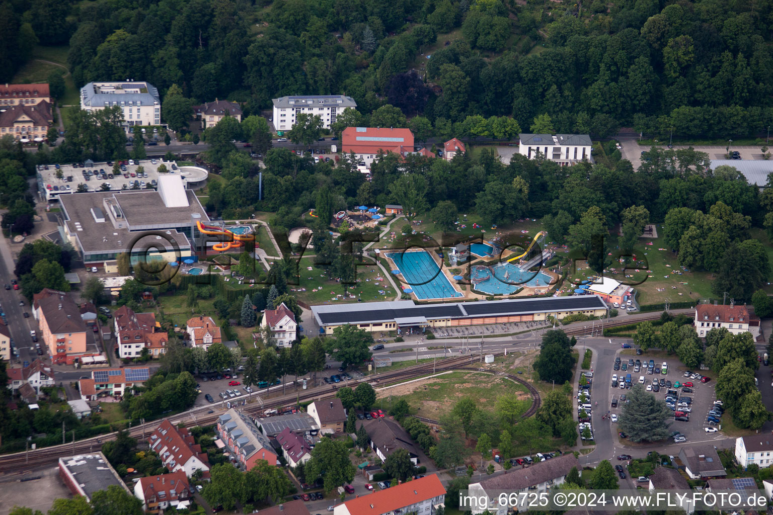 Vue aérienne de Baigneurs sur les pelouses de la piscine extérieure de l'Albgau Freibad à Ettlingen dans le département Bade-Wurtemberg, Allemagne