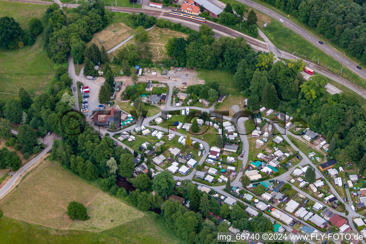 Vue aérienne de Camping nature Albtal à le quartier Etzenrot in Waldbronn dans le département Bade-Wurtemberg, Allemagne