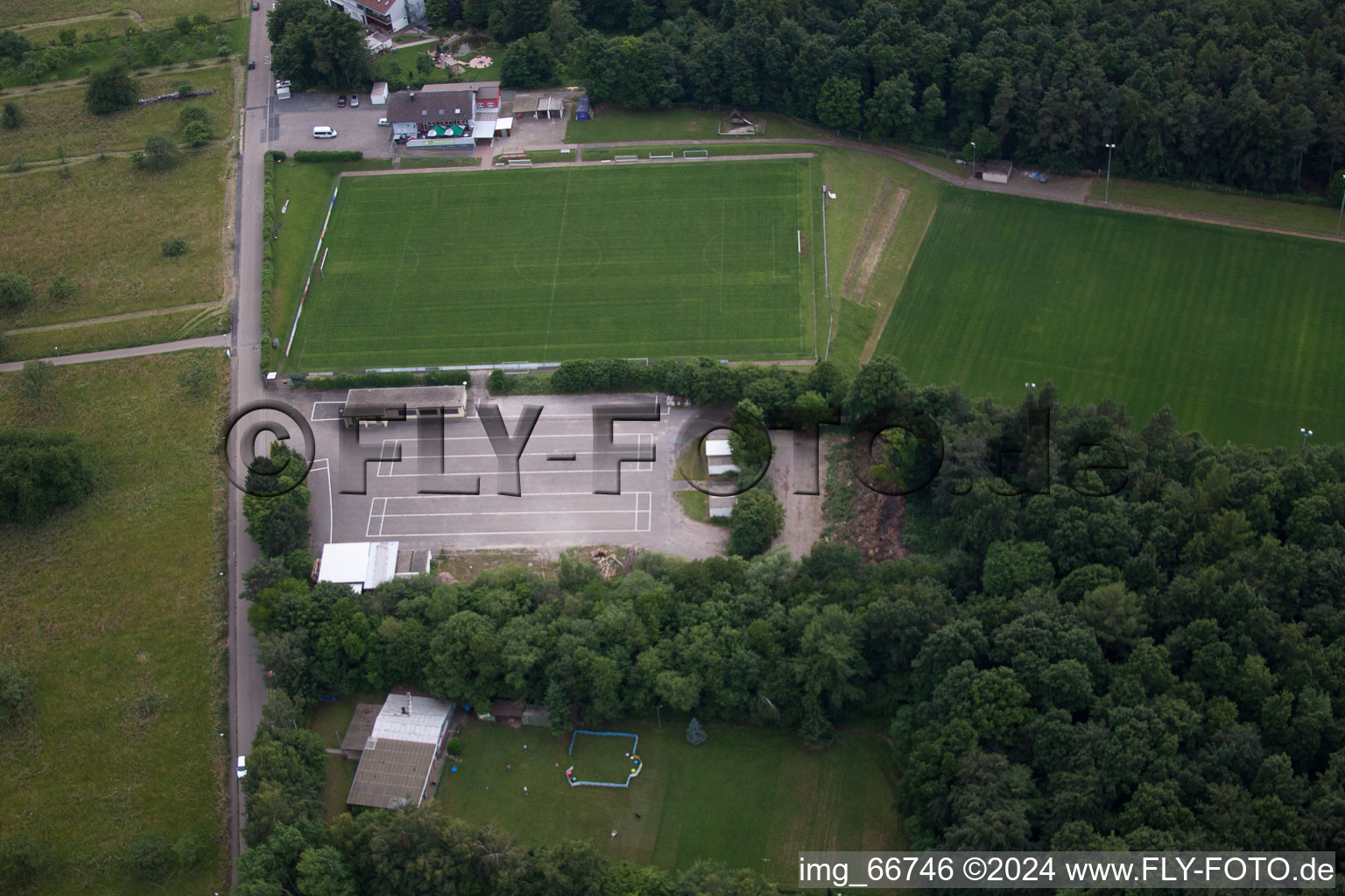 Vue aérienne de Stade de réserve SV Spielberg à le quartier Spielberg in Karlsbad dans le département Bade-Wurtemberg, Allemagne