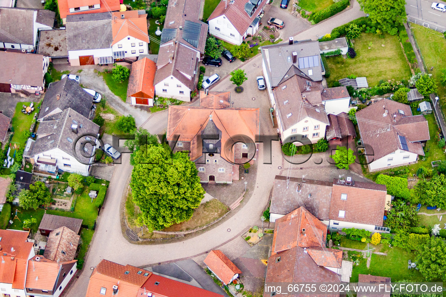 Vue aérienne de Église évangélique à le quartier Spielberg in Karlsbad dans le département Bade-Wurtemberg, Allemagne