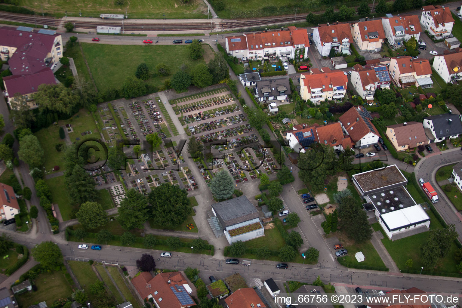 Vue aérienne de Cimetière à le quartier Spielberg in Karlsbad dans le département Bade-Wurtemberg, Allemagne