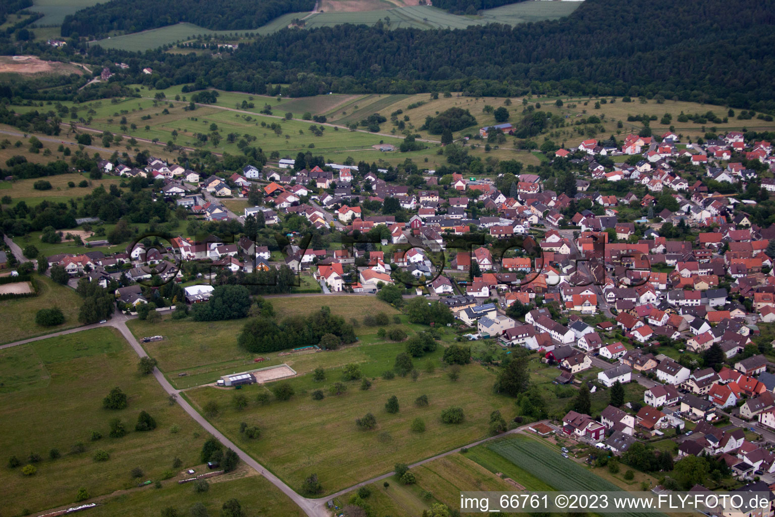 Quartier Ittersbach in Karlsbad dans le département Bade-Wurtemberg, Allemagne vu d'un drone