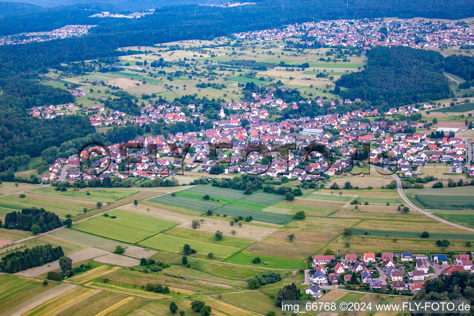 Vue aérienne de Quartier Feldrennach in Straubenhardt dans le département Bade-Wurtemberg, Allemagne