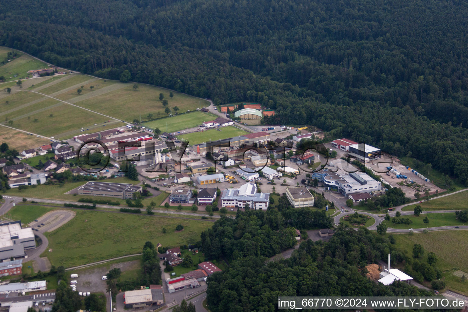 Vue aérienne de Zone industrielle de Liebigweg à le quartier Conweiler in Straubenhardt dans le département Bade-Wurtemberg, Allemagne