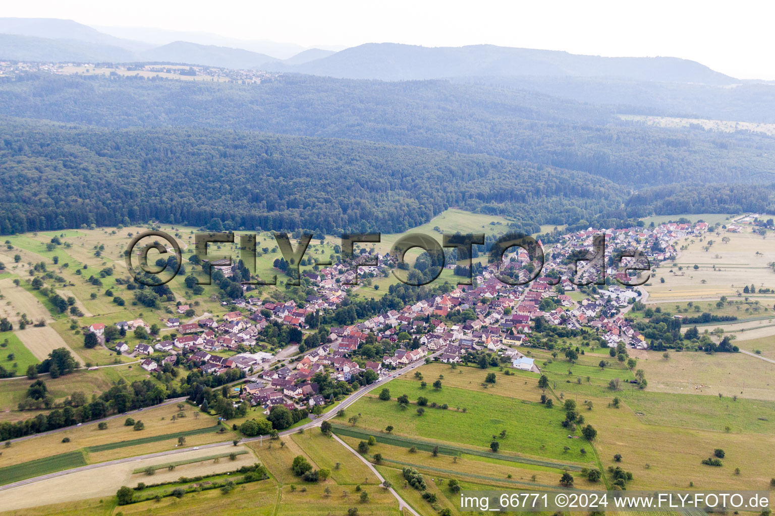 Vue aérienne de Vue sur le village à le quartier Langenalb in Straubenhardt dans le département Bade-Wurtemberg, Allemagne