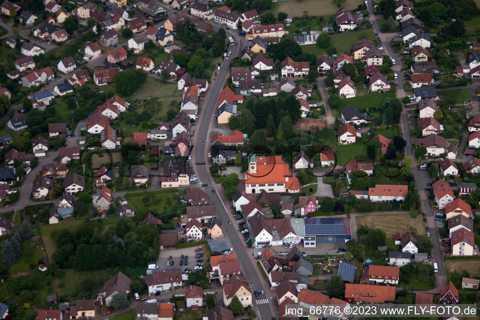 Vue aérienne de Rue Herrenalber à le quartier Conweiler in Straubenhardt dans le département Bade-Wurtemberg, Allemagne
