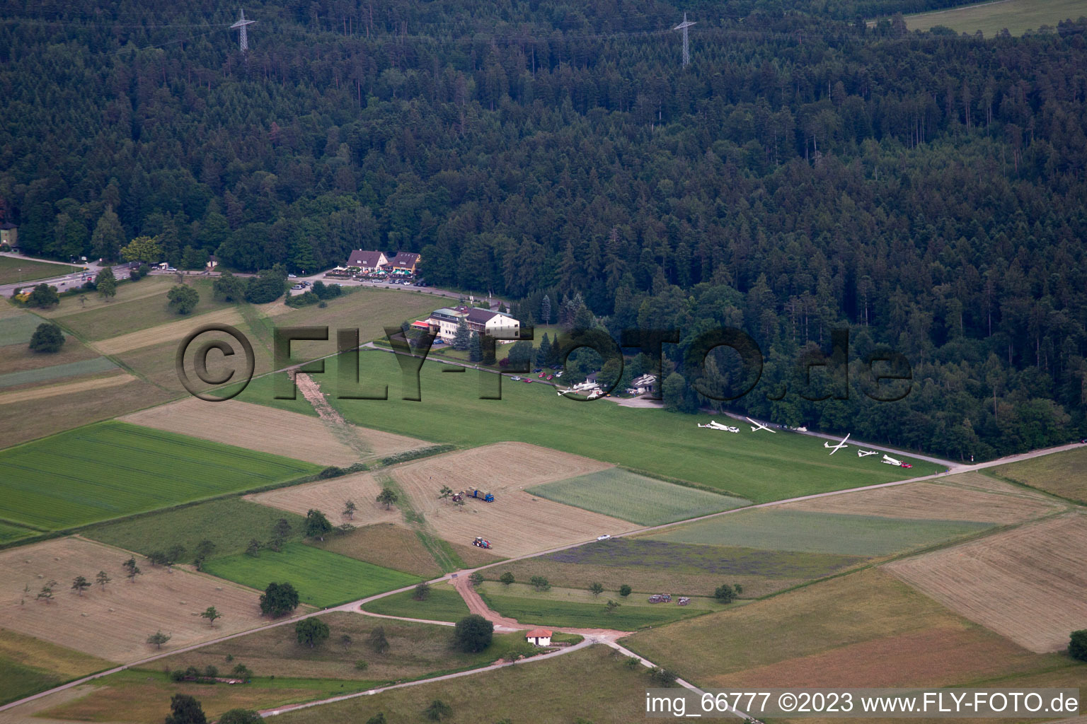 Vue aérienne de Schwann, aérodrome de planeurs à le quartier Conweiler in Straubenhardt dans le département Bade-Wurtemberg, Allemagne