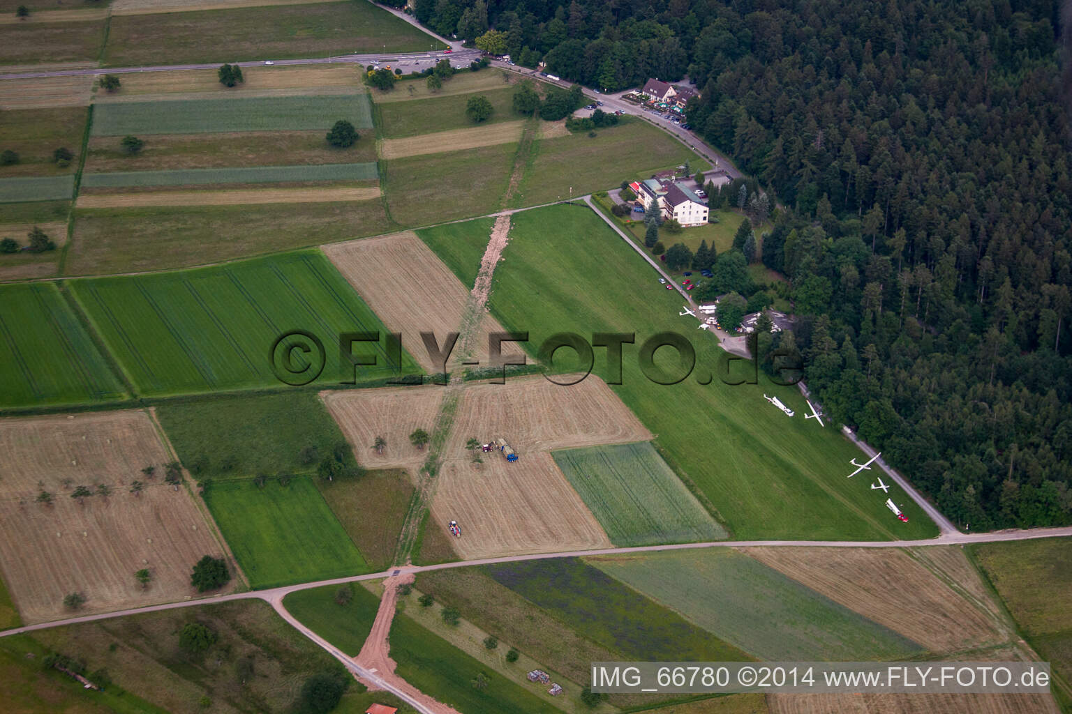 Vue aérienne de Schwann, aérodrome de planeurs à le quartier Conweiler in Straubenhardt dans le département Bade-Wurtemberg, Allemagne