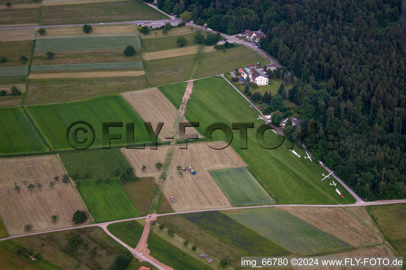 Vue aérienne de Schwann, aérodrome de planeurs à le quartier Conweiler in Straubenhardt dans le département Bade-Wurtemberg, Allemagne