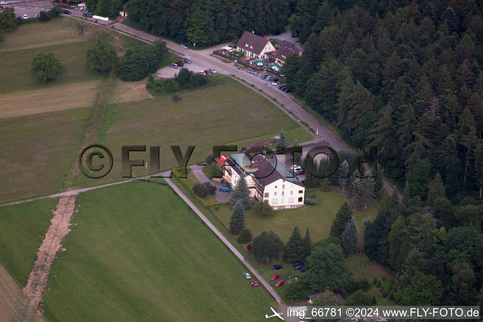 Vue aérienne de Schwann, Hôtel Adlerhof à le quartier Conweiler in Straubenhardt dans le département Bade-Wurtemberg, Allemagne