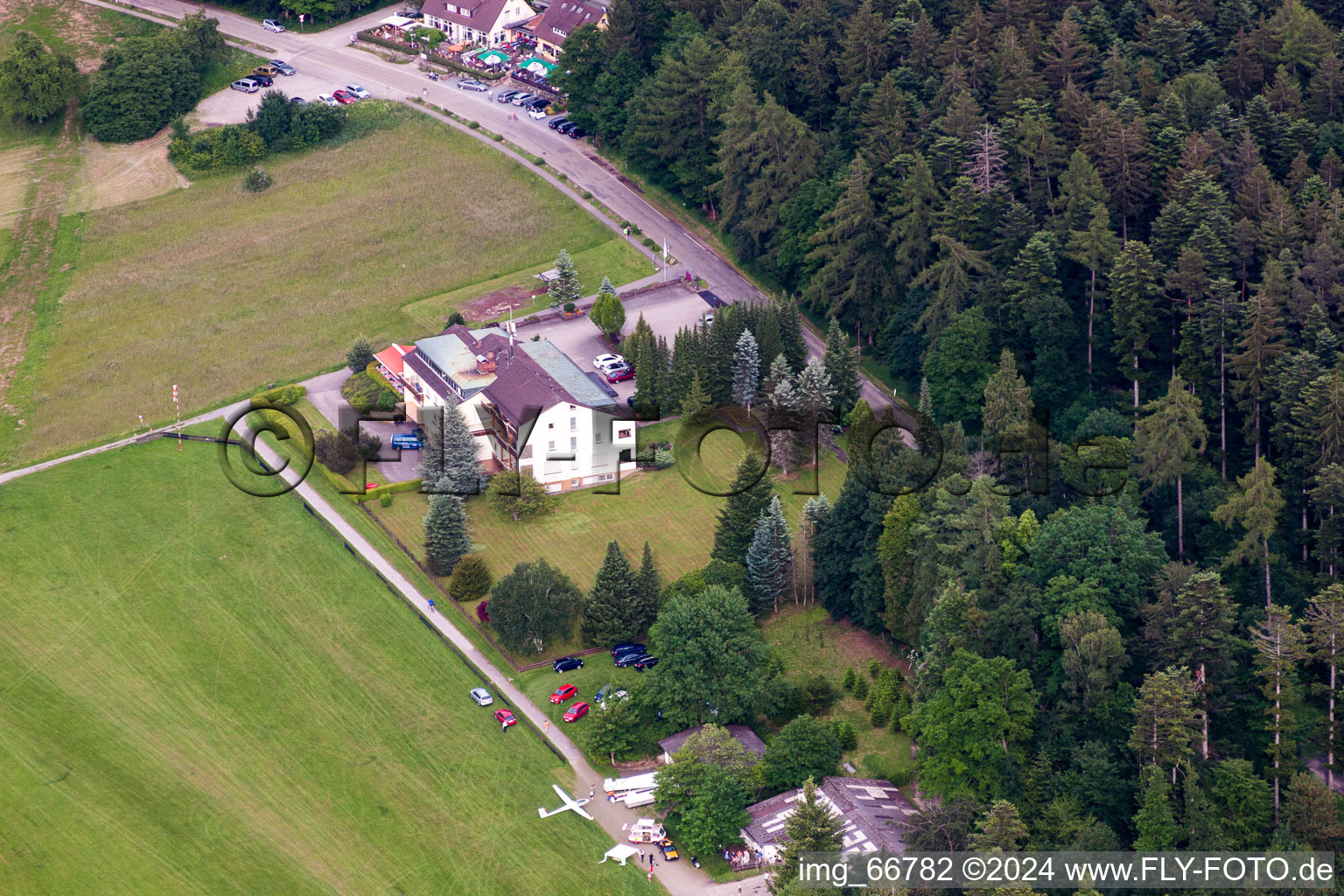 Vue aérienne de Landhotel Adlerhof à l'aérodrome de planeurs de Schwann à le quartier Conweiler in Straubenhardt dans le département Bade-Wurtemberg, Allemagne