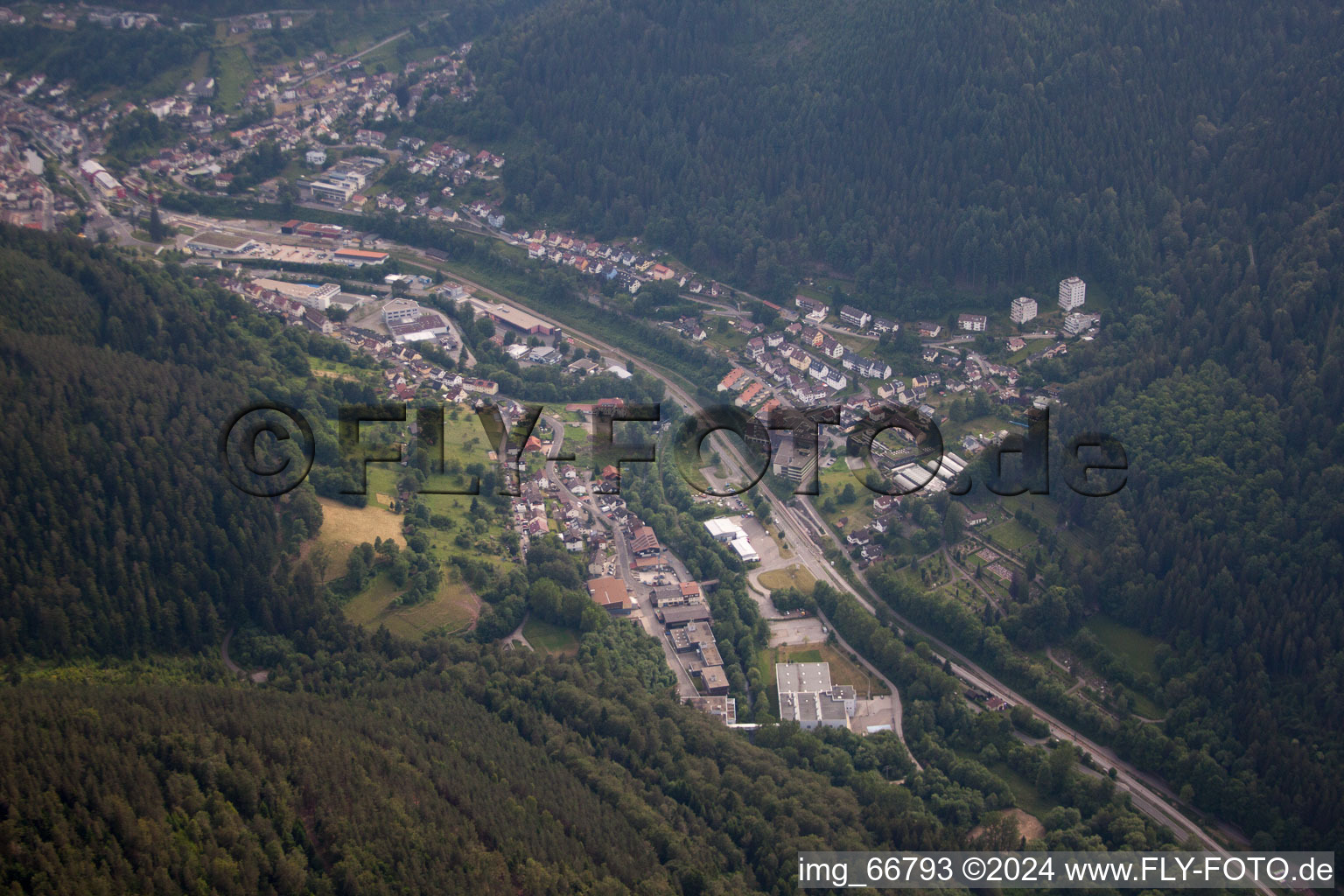 Vue aérienne de Calmbach dans le département Bade-Wurtemberg, Allemagne