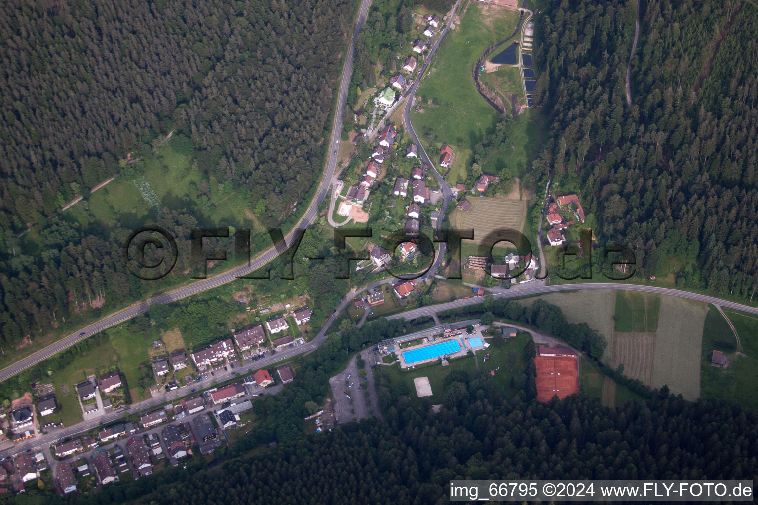 Vue oblique de Calmbach dans le département Bade-Wurtemberg, Allemagne