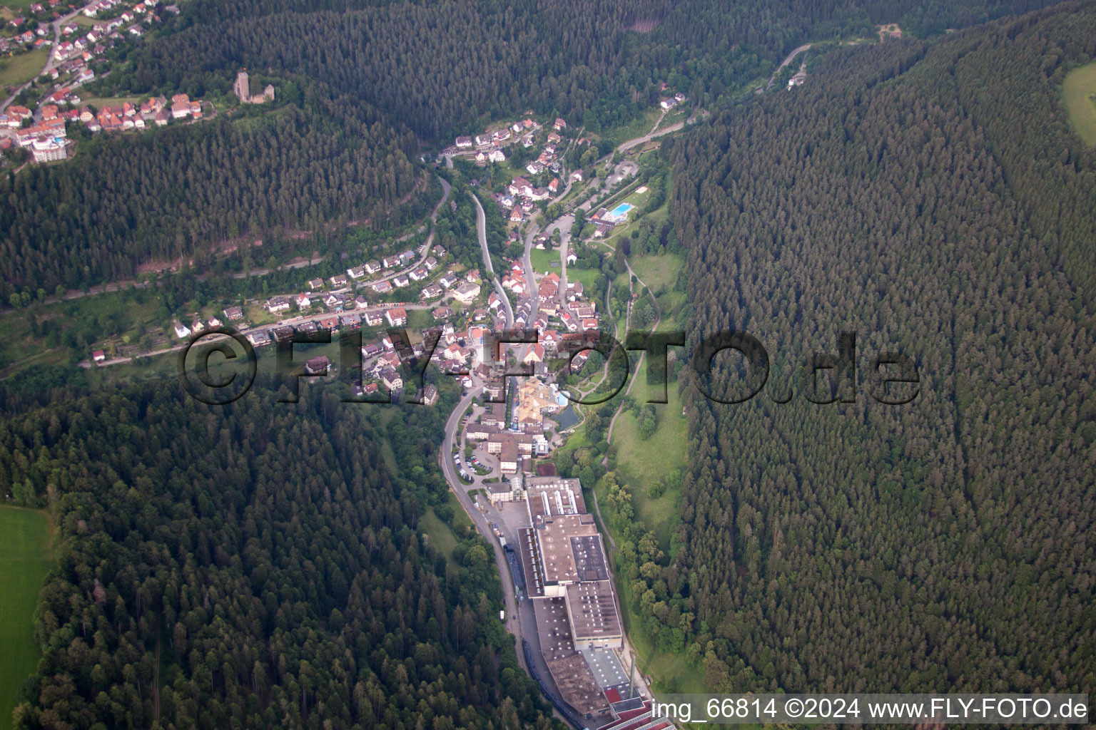 Vue aérienne de Bad Teinach dans le département Bade-Wurtemberg, Allemagne