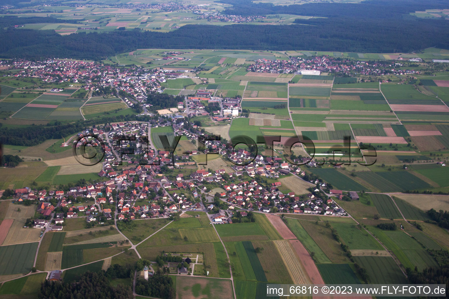 Vue aérienne de Neubulach dans le département Bade-Wurtemberg, Allemagne