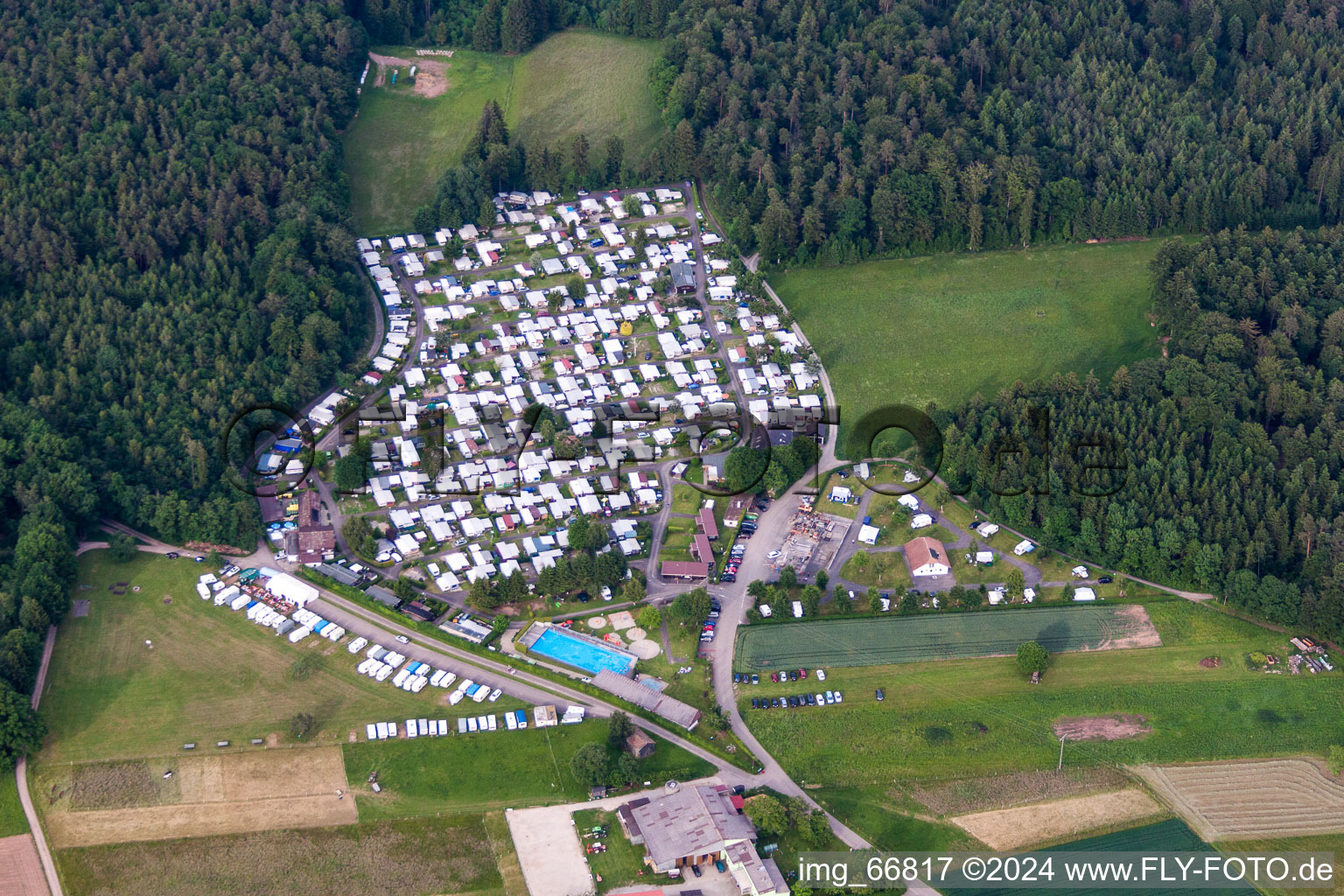 Vue aérienne de Caravanes et tentes - camping et emplacements pour tentes Camping Erbenwald dans le quartier de Bad Teinach à le quartier Liebelsberg in Neubulach dans le département Bade-Wurtemberg, Allemagne