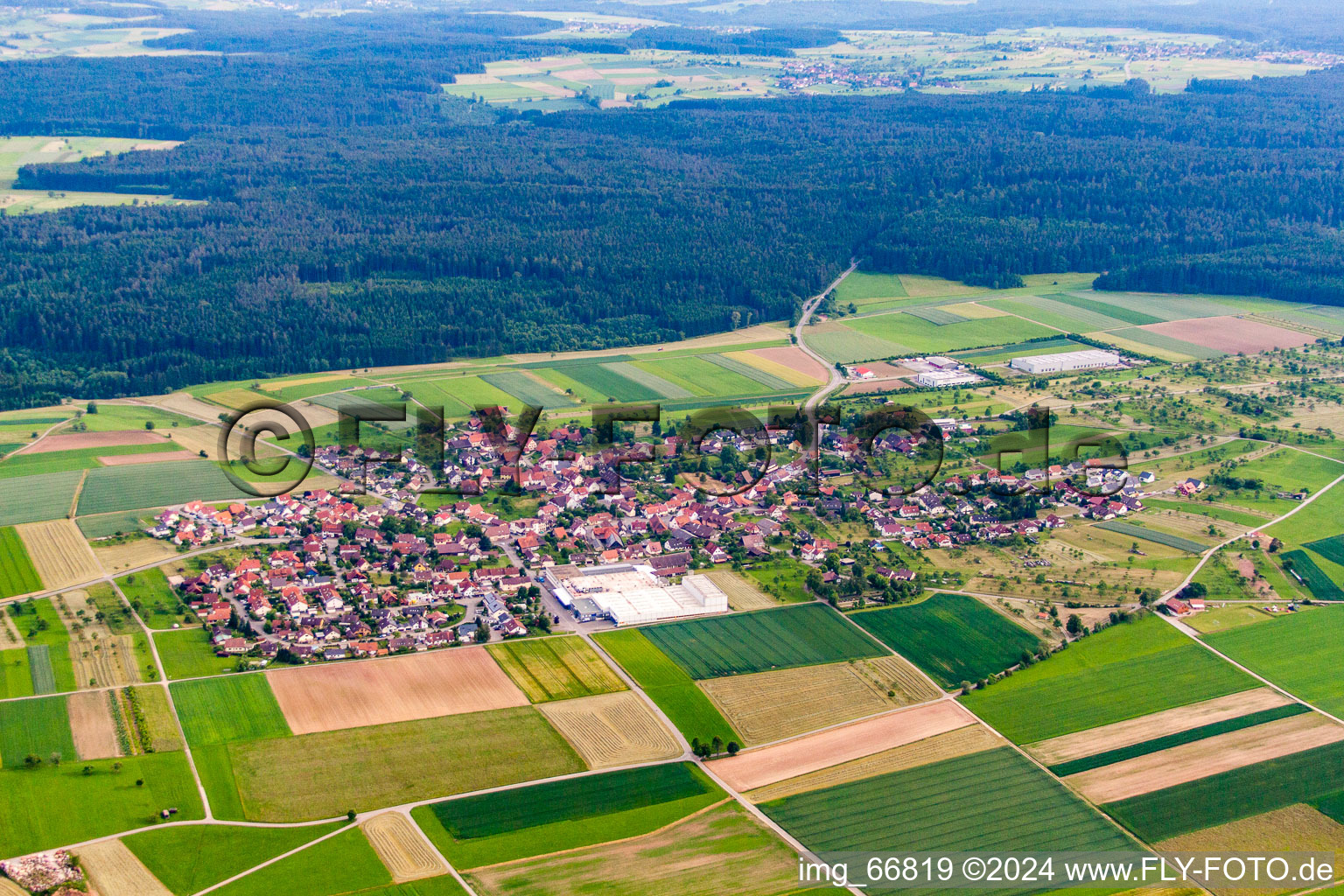 Vue aérienne de Du nord à le quartier Oberhaugstett in Neubulach dans le département Bade-Wurtemberg, Allemagne