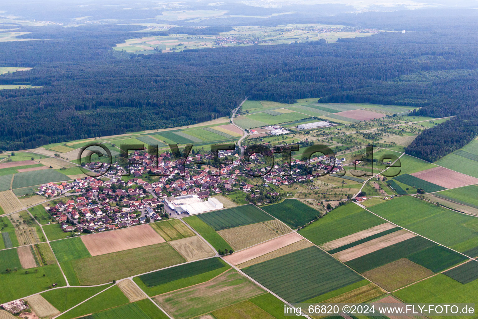 Vue aérienne de Vue sur le village à le quartier Oberhaugstett in Neubulach dans le département Bade-Wurtemberg, Allemagne