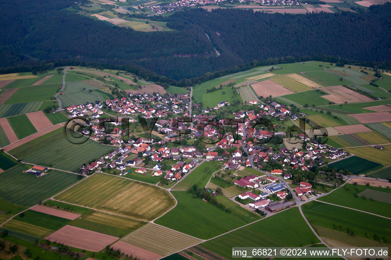 Vue aérienne de Altbulach à Neubulach dans le département Bade-Wurtemberg, Allemagne