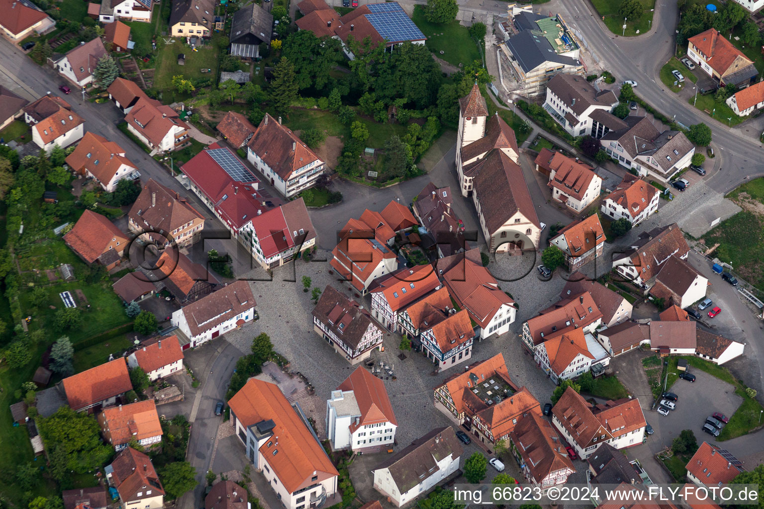 Vue aérienne de Vue des rues et des maisons des quartiers résidentiels à Neubulach dans le département Bade-Wurtemberg, Allemagne