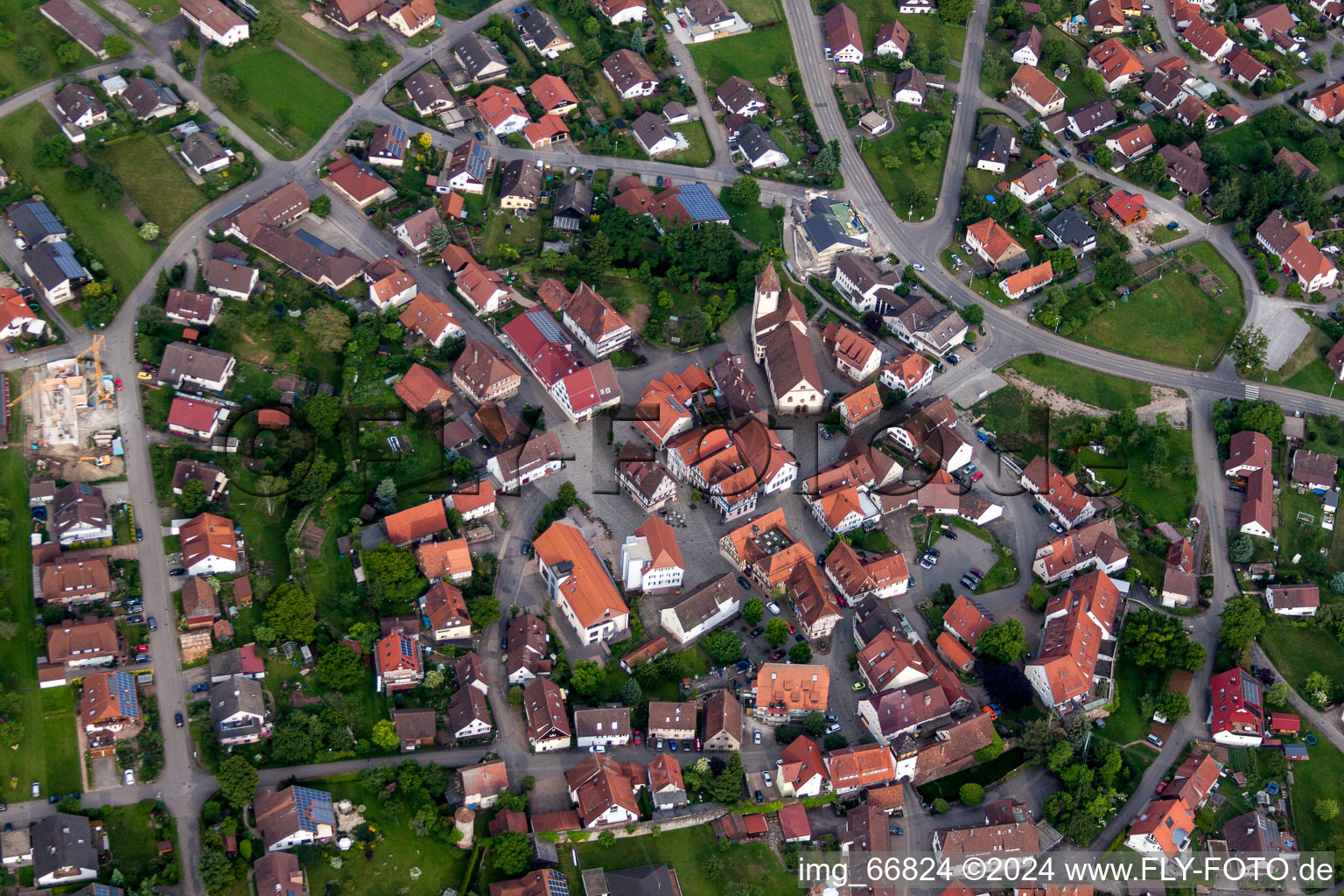 Vue aérienne de Vue des rues et des maisons des quartiers résidentiels à Neubulach dans le département Bade-Wurtemberg, Allemagne