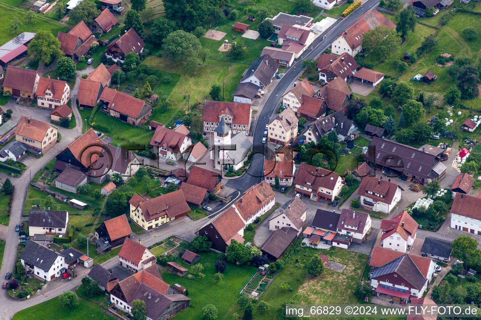 Photographie aérienne de Vue des rues et des maisons des quartiers résidentiels à Neubulach dans le département Bade-Wurtemberg, Allemagne