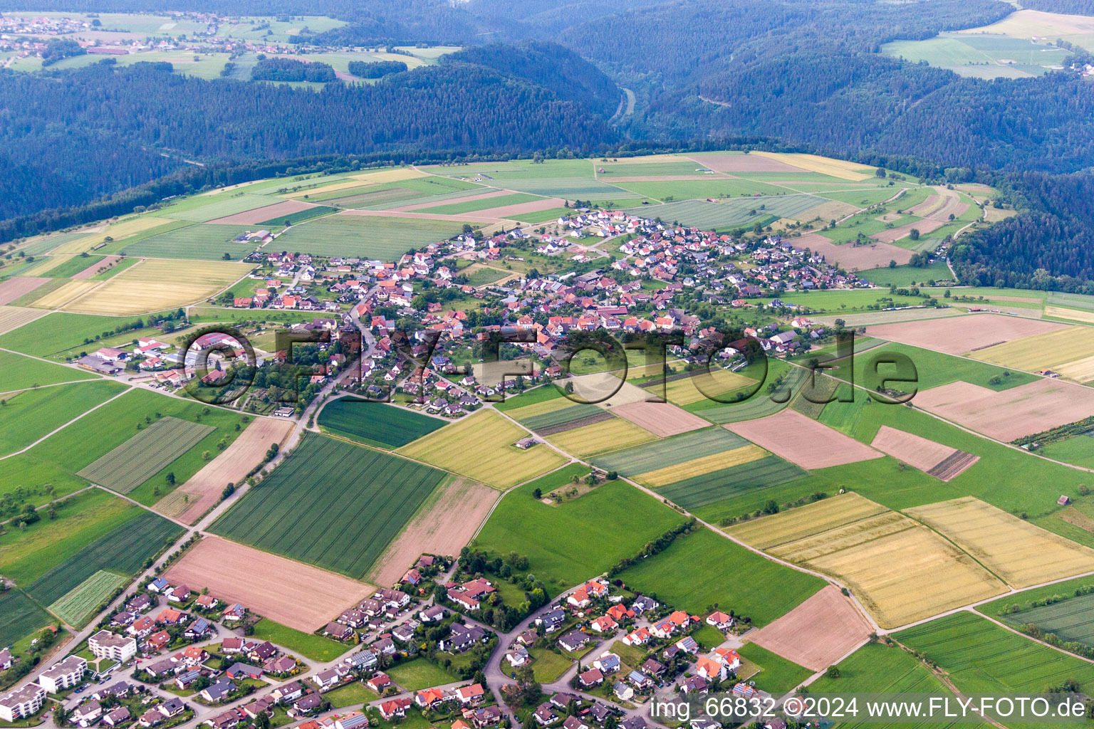 Vue aérienne de Vue sur le village à le quartier Altbulach in Neubulach dans le département Bade-Wurtemberg, Allemagne