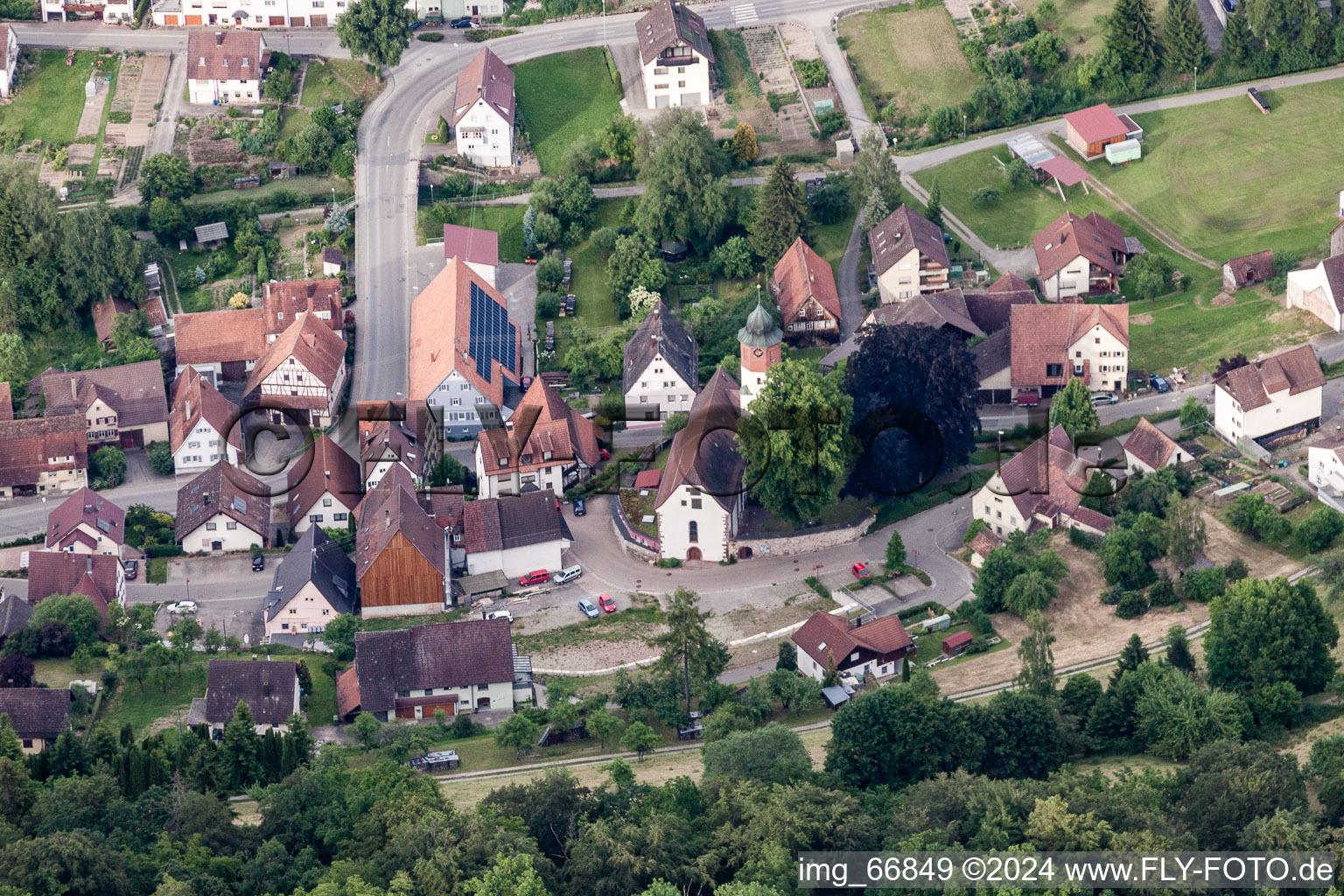 Vue aérienne de Église Saint-Michel à Sulz am Eck à le quartier Sulz am Eck in Wildberg dans le département Bade-Wurtemberg, Allemagne