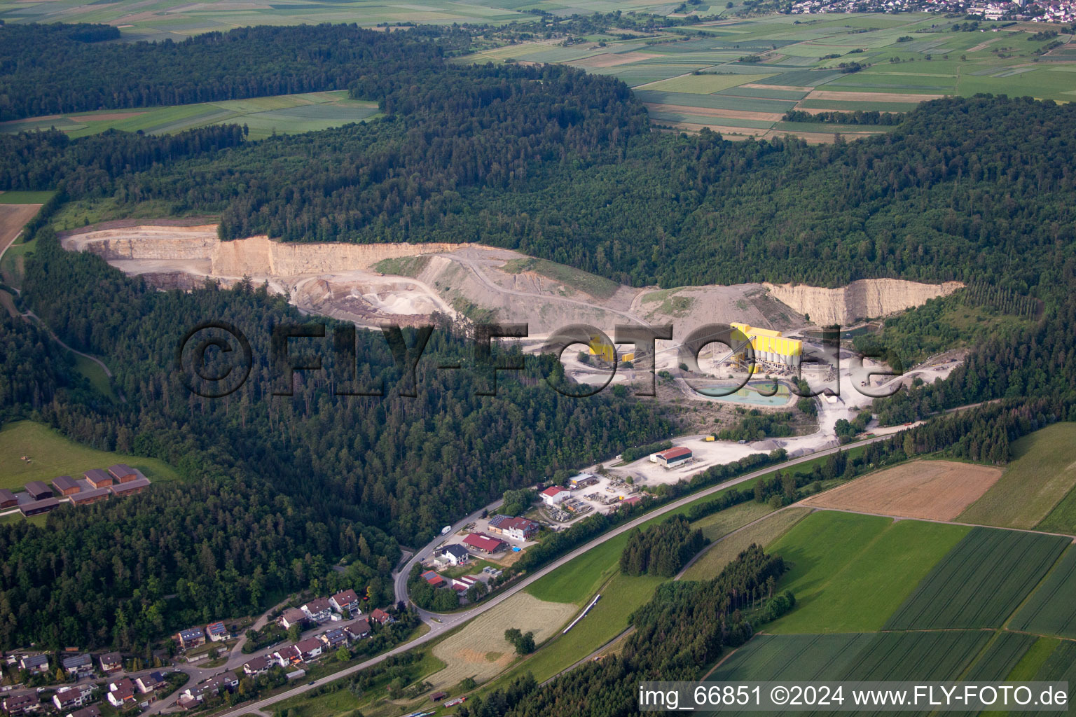 Vue aérienne de Dépotoir et carrière à le quartier Sulz am Eck in Wildberg dans le département Bade-Wurtemberg, Allemagne