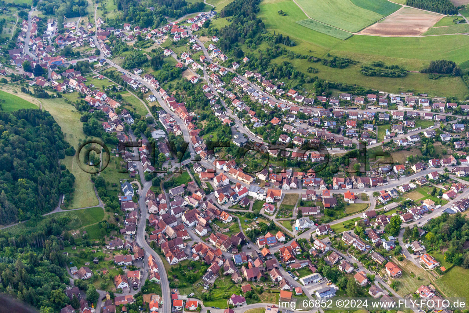 Vue aérienne de Église Saint-Michel à Sulz am Eck à le quartier Sulz am Eck in Wildberg dans le département Bade-Wurtemberg, Allemagne