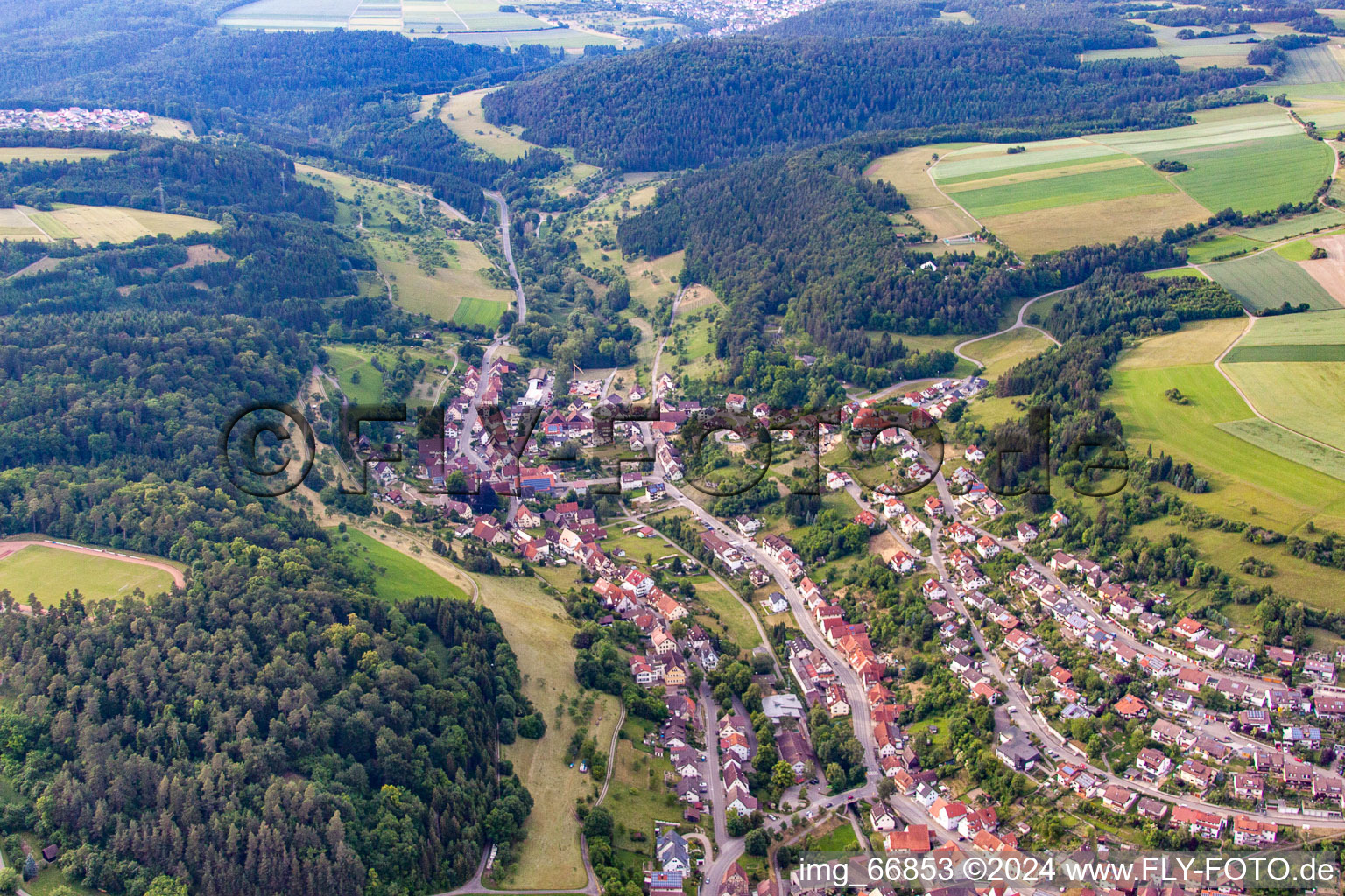 Vue aérienne de Dans le Flöstle à le quartier Sulz am Eck in Wildberg dans le département Bade-Wurtemberg, Allemagne