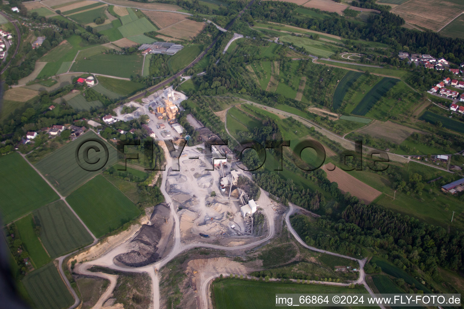 Vue aérienne de Usine de gravier SWB à le quartier Haslach in Herrenberg dans le département Bade-Wurtemberg, Allemagne